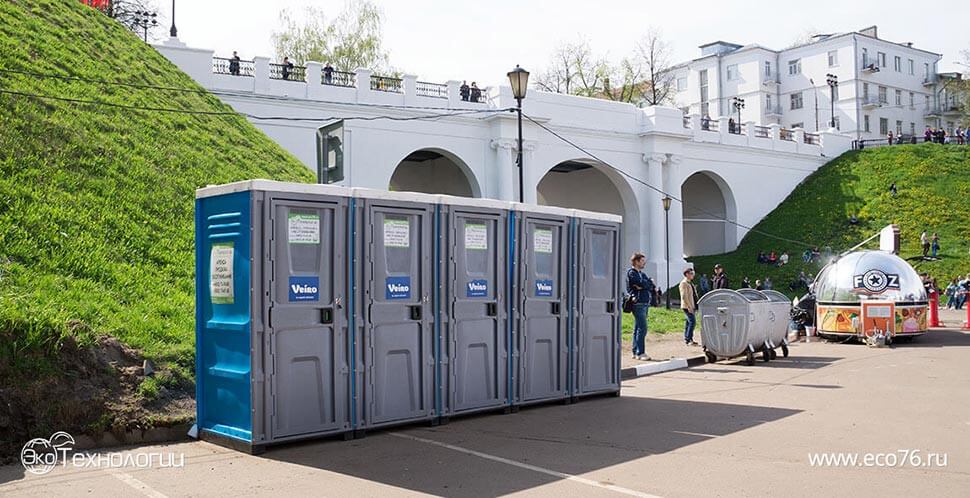 Туалетные кабины установленные на Волжском спуске в Ярославле для проведения фестиваля «Moto Family Days».