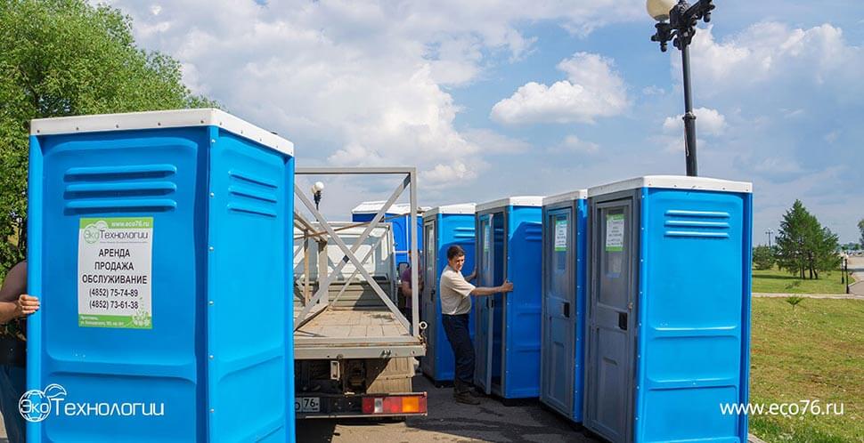 Установка туалетных кабин на набережной Ярославля, для празднования дня города.